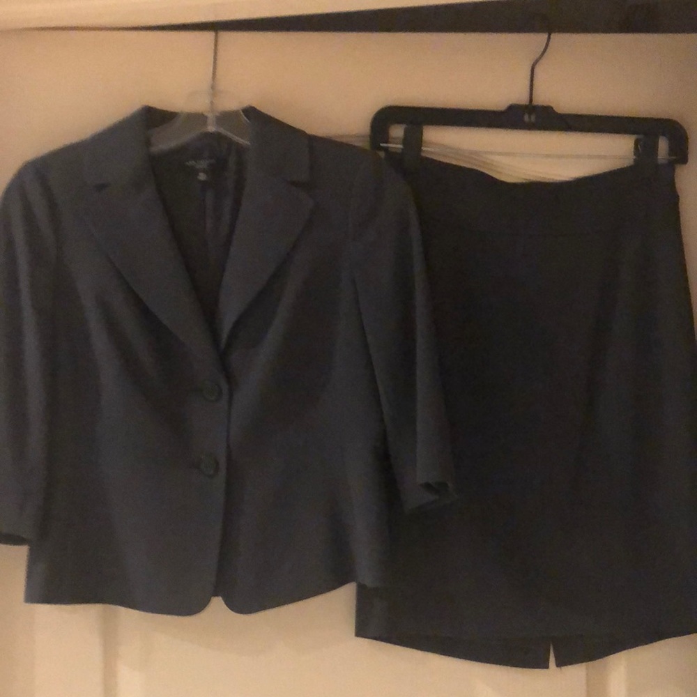 AnnTaylor Suit, Charcoal Gray, jacket & skirt, both pieces size 0P (0 Petite)